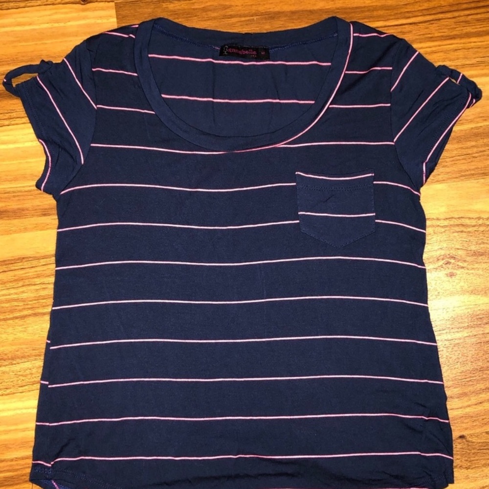 Short sleeved scoop neck top